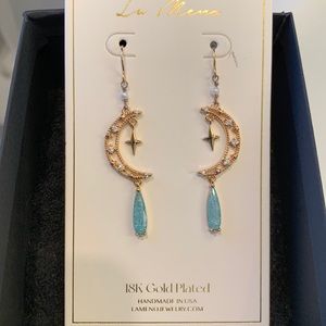 Beautiful earrings new never worn comes in original box